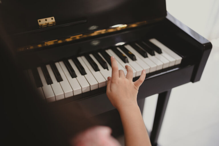 Practicing piano to learn from scratch