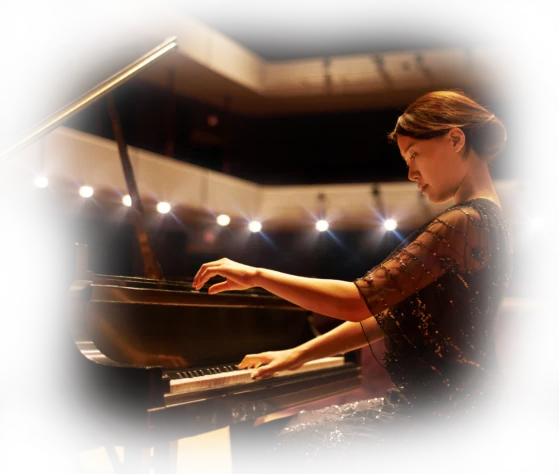 woman playing piano in a free piano lessons