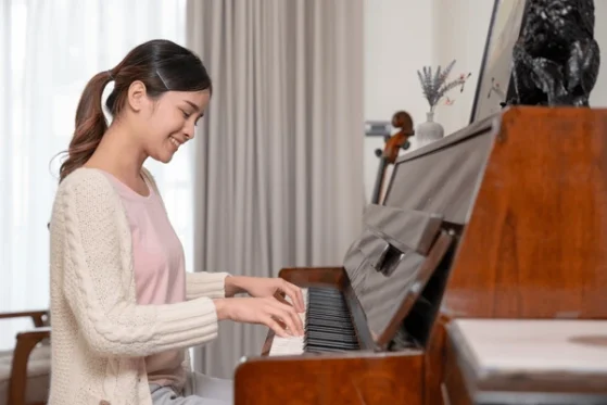 Common Struggles for Adult Piano Learners- Girl playing piano