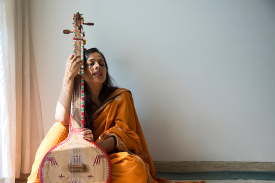 woman playing tanpura