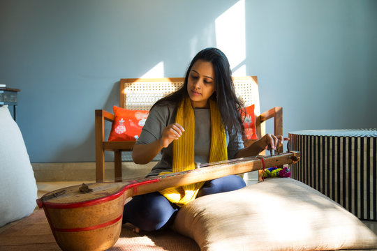 woman playing tanpura