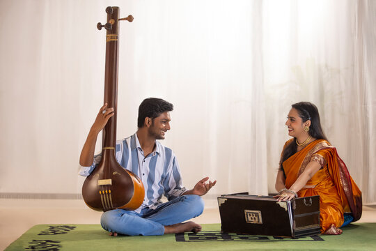 woman playing tanpura