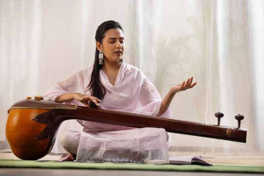 Woman playing Tanpura