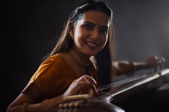 woman playing tanpura