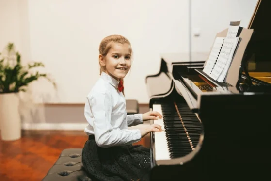 learn beautiful piano chords | Girl playing piano