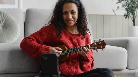 Learn Ukulele |  Girl playing Ukulele