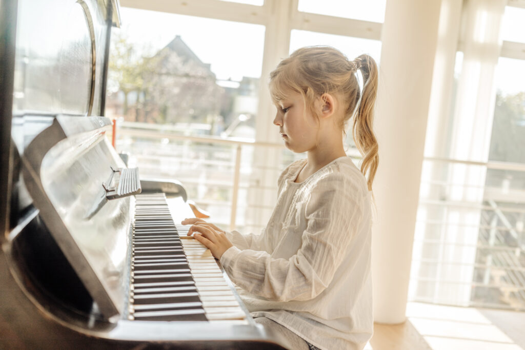 learn keyboard | Girl playing piano An Overview of the Free Piano Course​