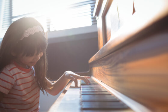 learn keyboard | Girl playing piano