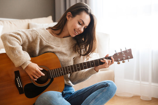 best online music academy | girl playing guitar