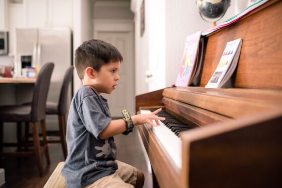 learn keyboard | boy playing piano