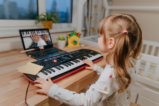 learn keyboard | Girl playing piano