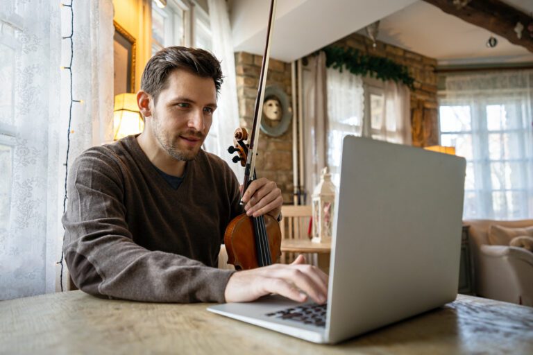 How Online Lessons Cater to Advanced Music Students