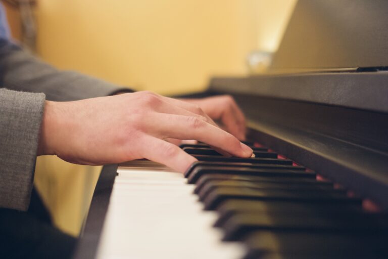 How to Develop Finger Independence for Smooth Piano Playing