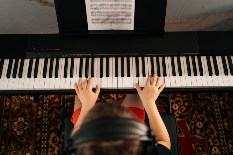 How to Develop Finger Independence for Smooth Piano Playing