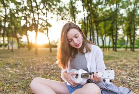 Left vs. Right-Hand Ukulele