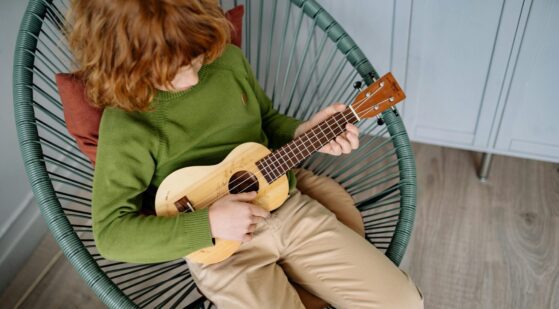 Play ukulele
