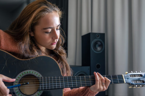 Beginner Guitar Habits That Slow Progress