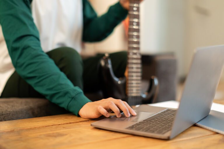 online guitar learning vs in-person
