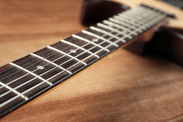 Fingerstyle vs Strumming difference