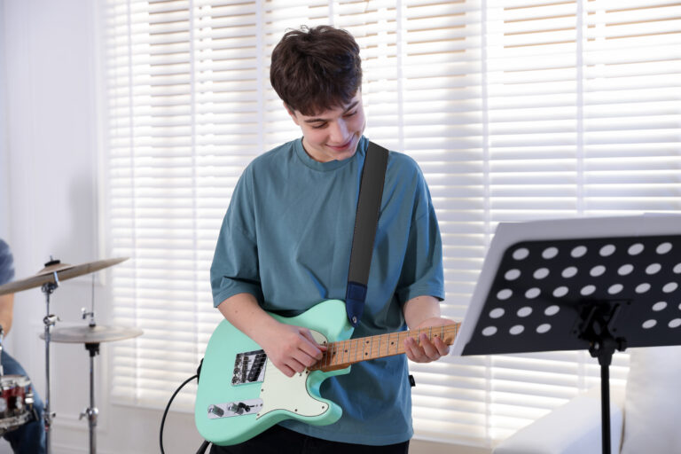 Fingerstyle vs Strumming difference