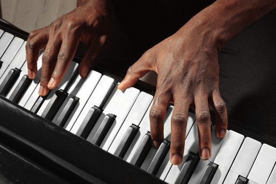 how to improve hand synchronization on the piano