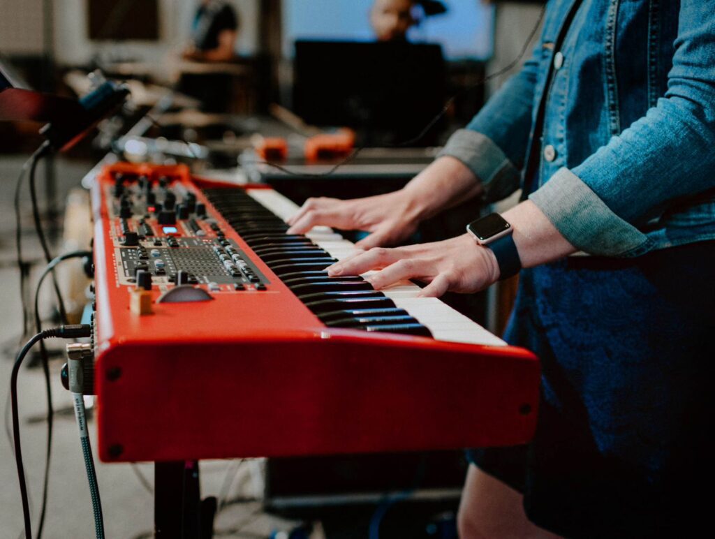 worship piano atmosphere without overplaying