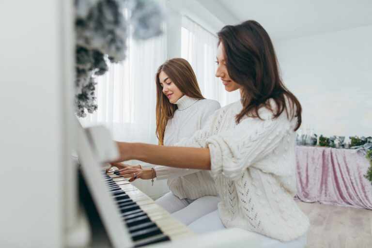 1-on-1 vs Group Piano Classes