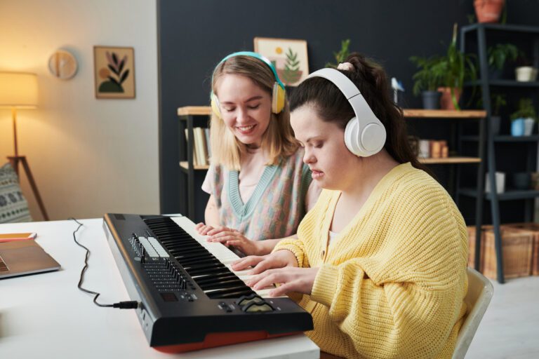 1-on-1 vs Group Piano Classes