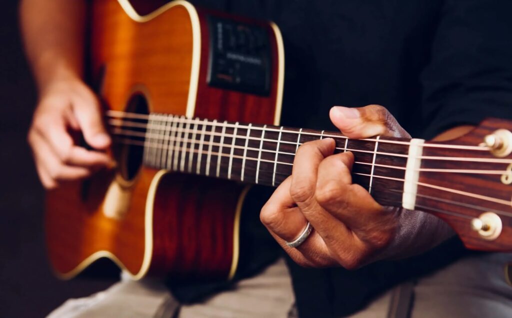 how does BoyWithUke strum
