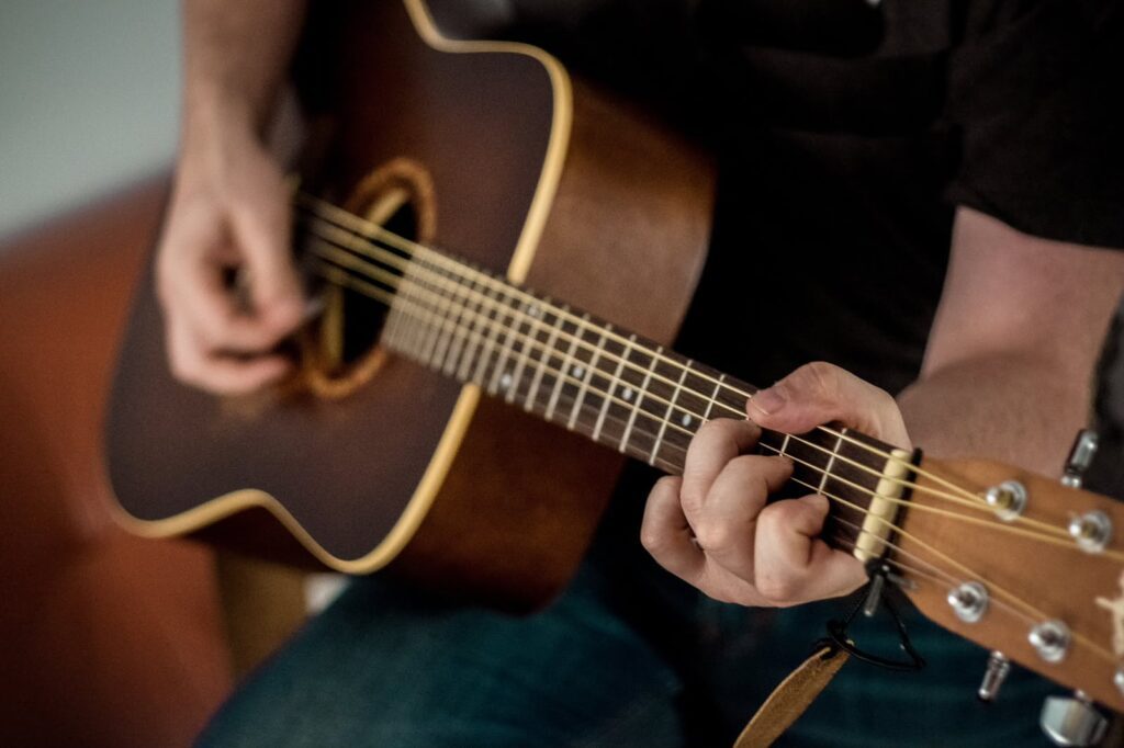 how does BoyWithUke strum